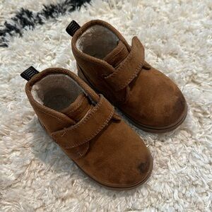 Cat and Jack boots with Velcro size 6
